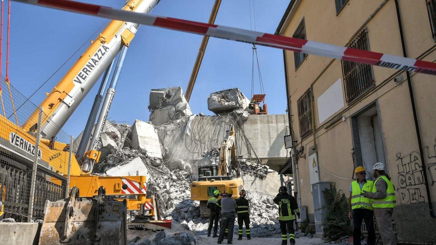 Genova, revoca della concessione ad Autostrade. Salvini: “Prima i soldi, poi parliamo”. Di Maio: “No, acceleriamo”