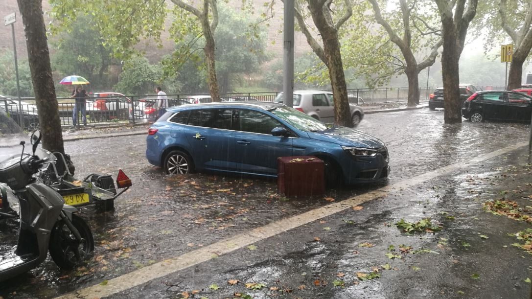 Bomba d’acqua su Roma. Metro bloccata, danni e allagamenti