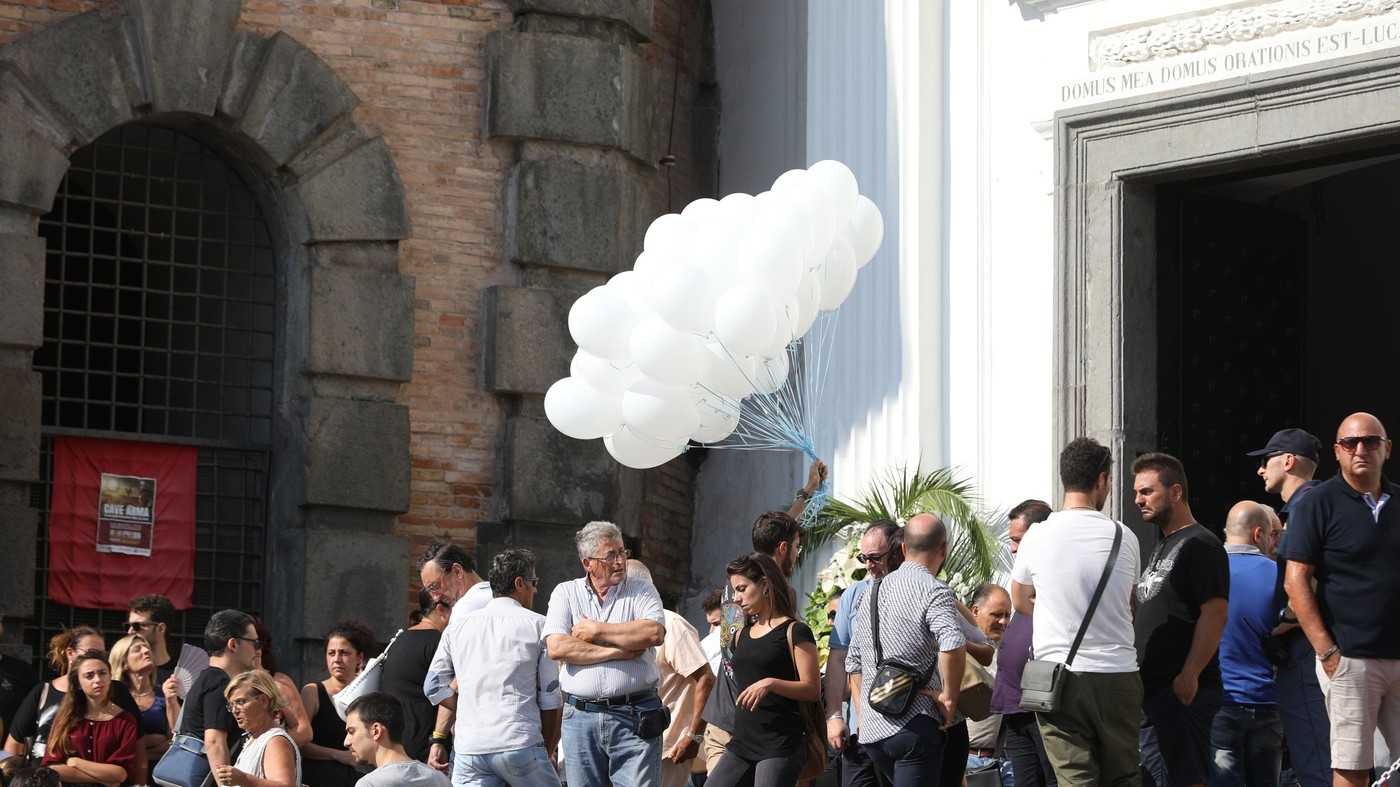 Crollo Genova, funerali privati per i ragazzi di Torre del Greco. Padre di Giovanni: “Mio figlio è stato ucciso”