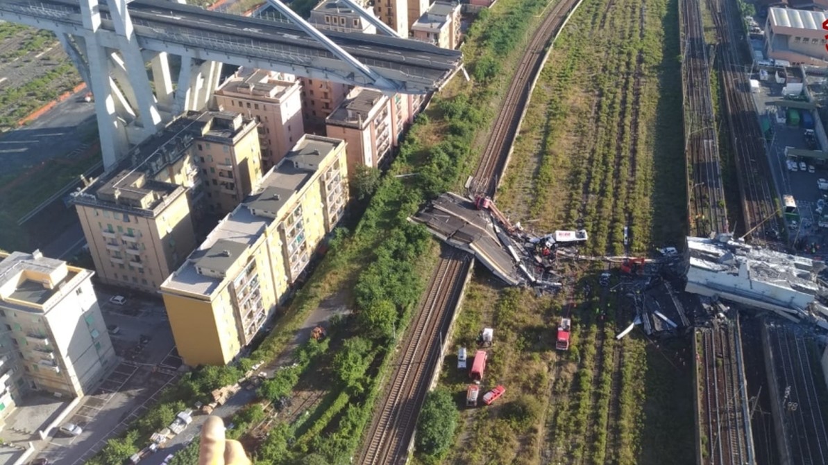 Genova, trovati tre corpi e un disperso. Un ferito non ce l’ha fatta: 43 morti