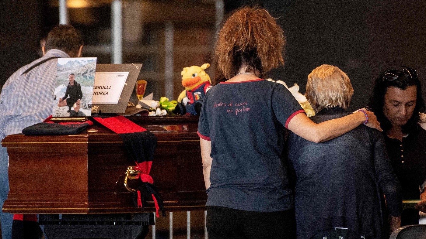 Ponte Genova, alla Fiera i funerali di Stato di 18 vittime. Applausi per i vigili del fuoco