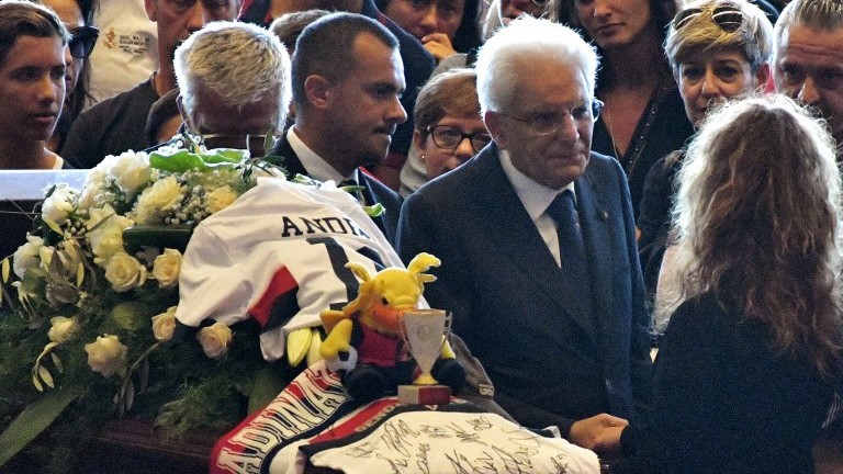 Ponte Genova, i funerali di Stato delle vittime. Applausi per Salvini, Di Maio e Mattarella. Bagnasco: “La città non si arrende”