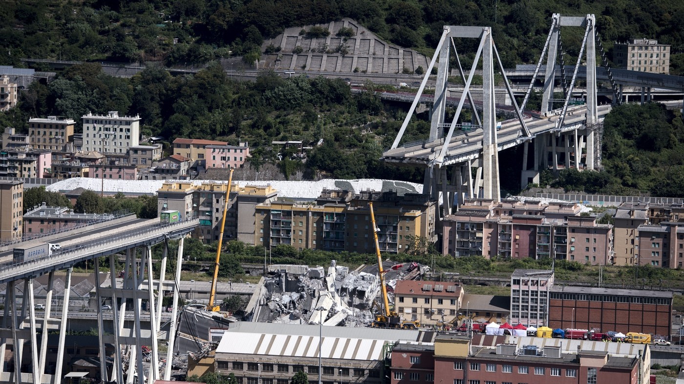 Genova, governo stanzia fondi e ‘licenzia’ Autostrade: parte battaglia legale