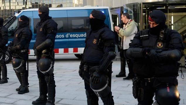 Spagna, armato di coltello assalta commissariato urlando ‘Allahu Akbar’: ucciso. Polizia: “Atto terroristico”