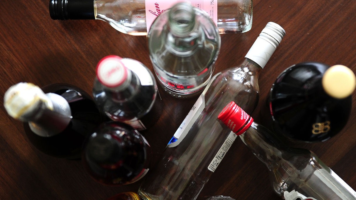 Allarme binge drinking per gli adolescenti: l’abbuffata alcolica porta alla dipendenza