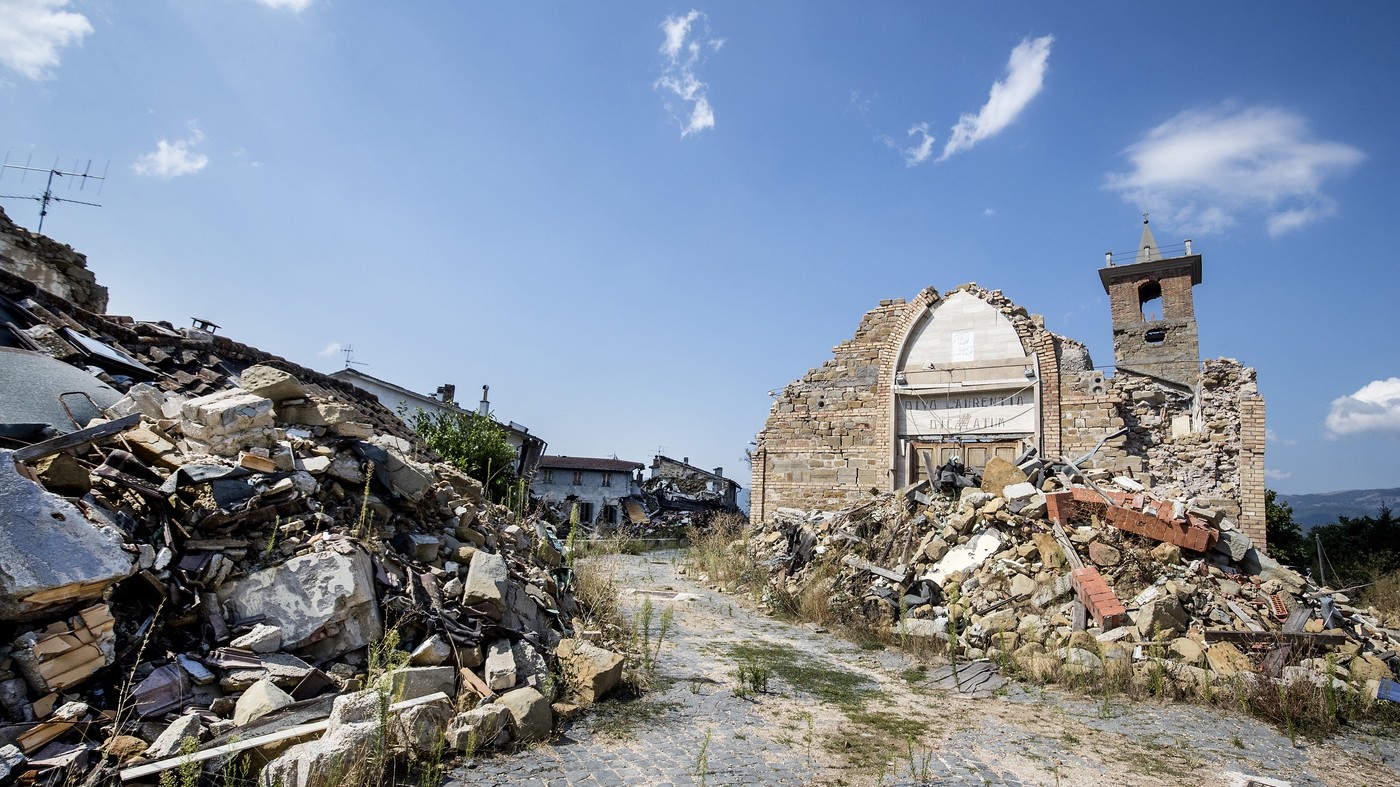 Terremoto, due anni dopo ad Amatrice si continuano a rimuovere macerie