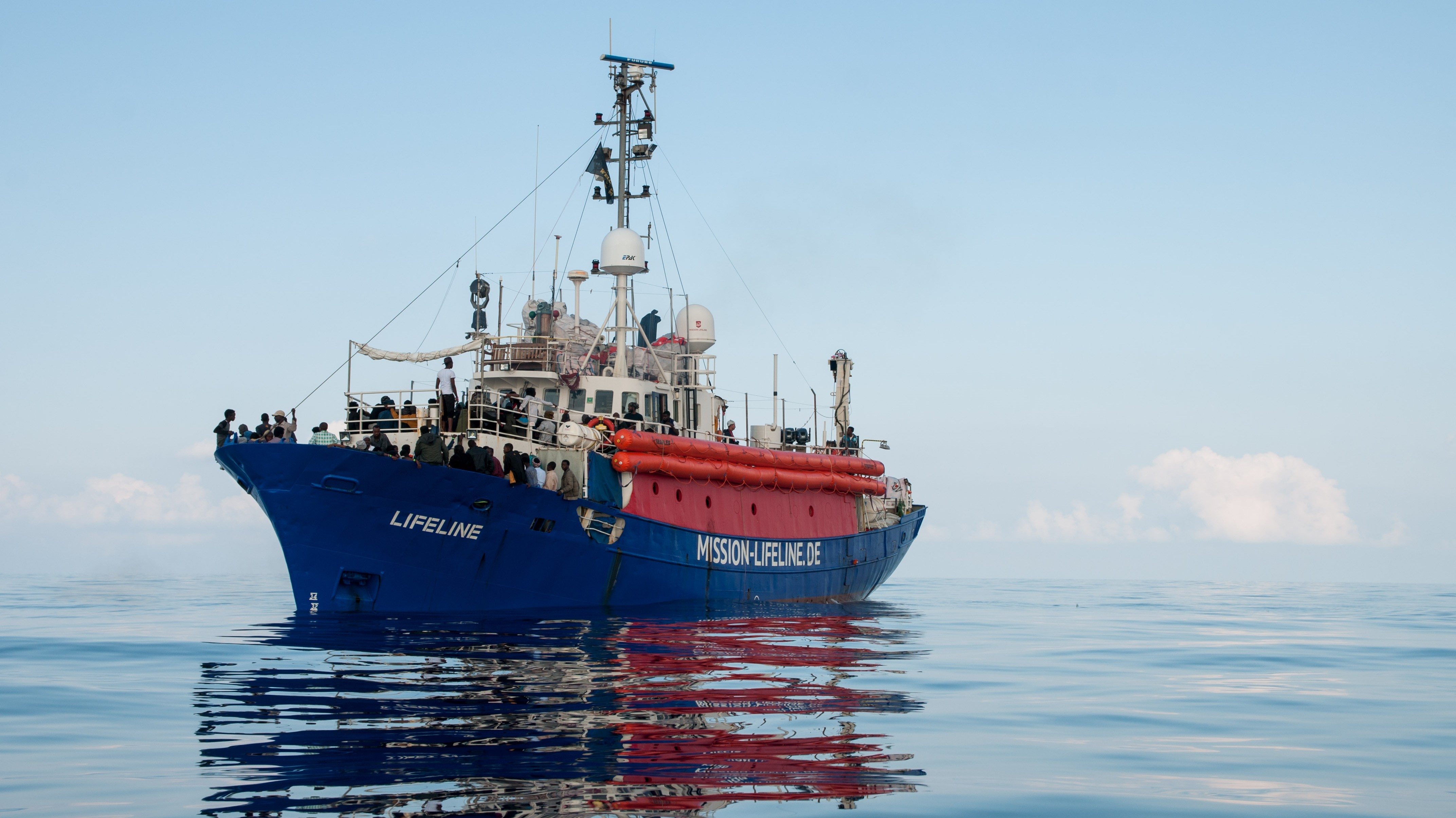 Lifeline ancora in attesa: “Aiutateci”. Malta: “Si allontani per evitare escalation”