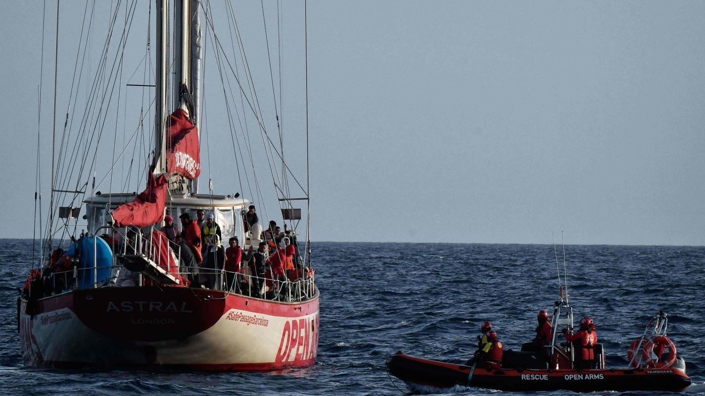 Sette barconi con mille migranti davanti alla Libia, Proactiva Open Arms: “Italia rifiuta nostro aiuto”