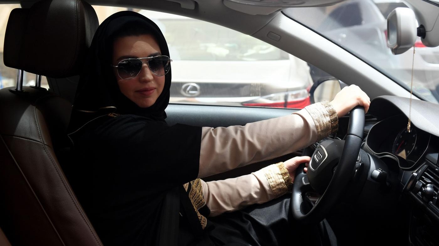 Arabia Saudita, stop al divieto di guida per le donne: ma attiviste ancora in carcere