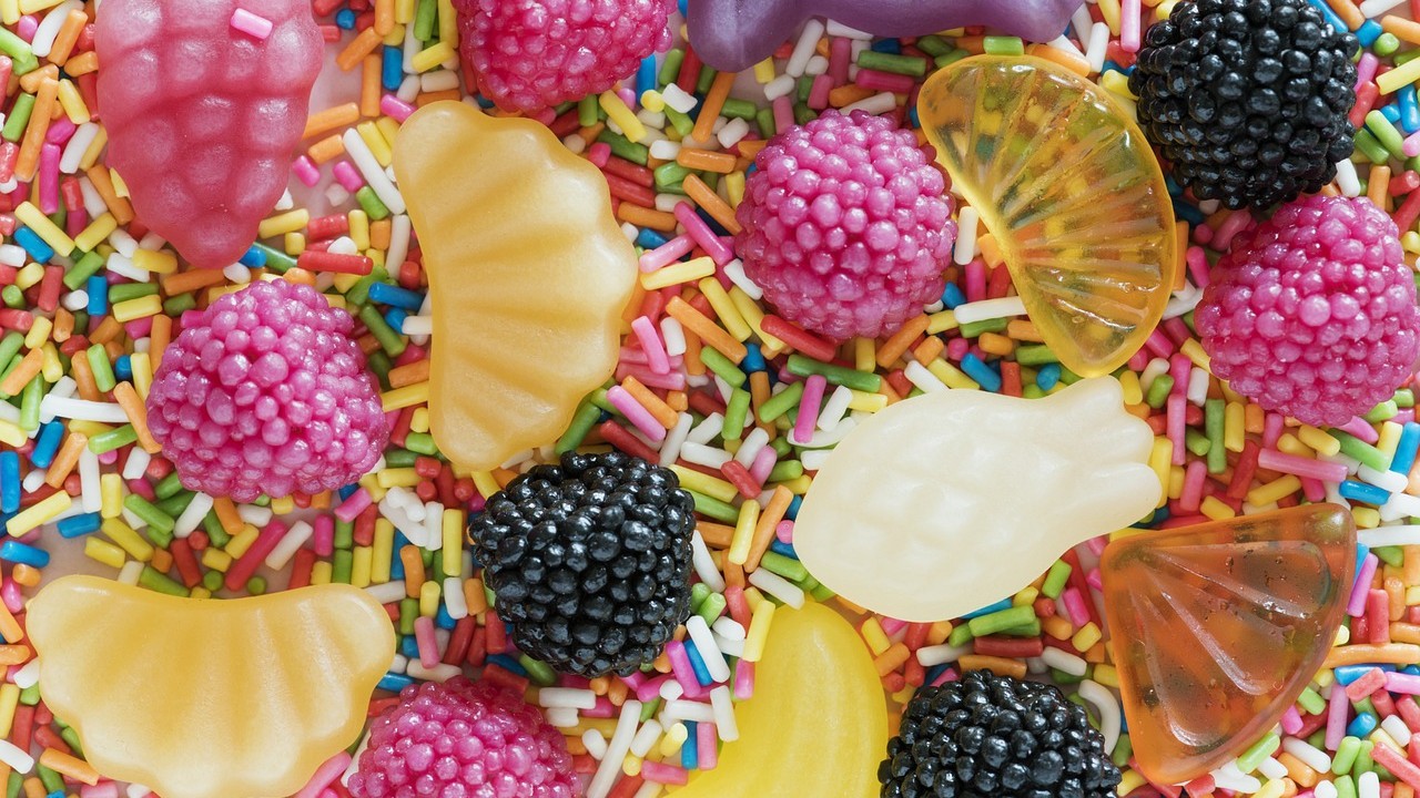 Lotta all’obesità infantile: il Regno Unito vieta il junk food alle casse