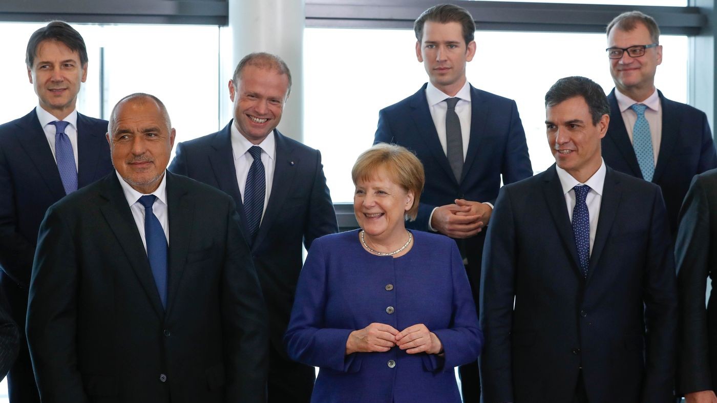 Migranti, manca intesa Ue: Macron e Merkel puntano ad accordi bi-trilaterali