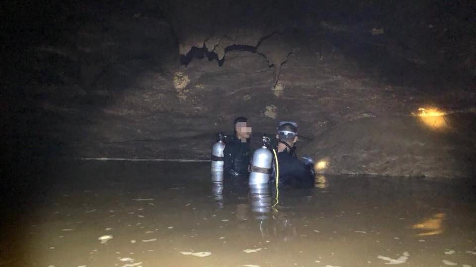 Thailandia, 12 ragazzi e il loro allenatore intrappolati in una grotta allagata