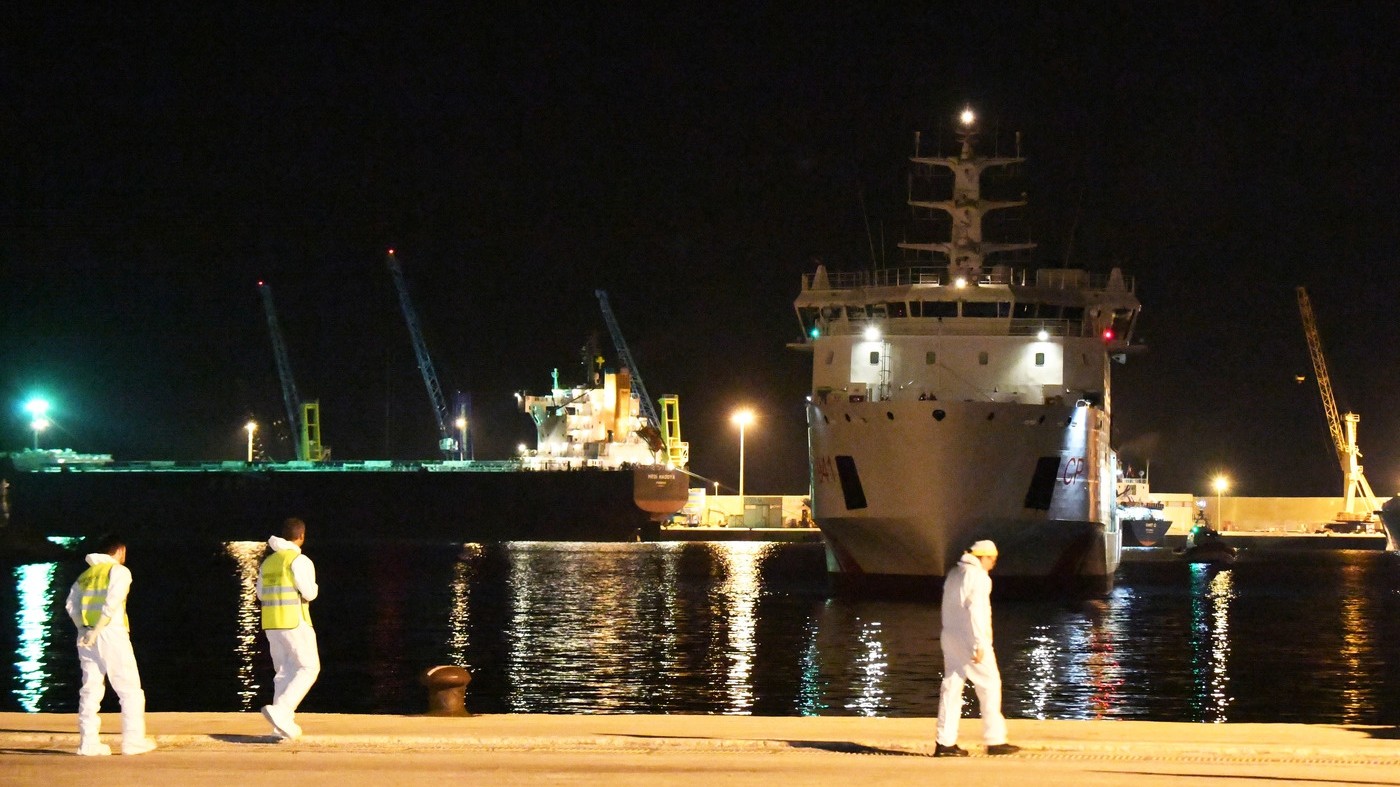 Via libero allo sbarco del mercantile danese al largo di Pozzallo