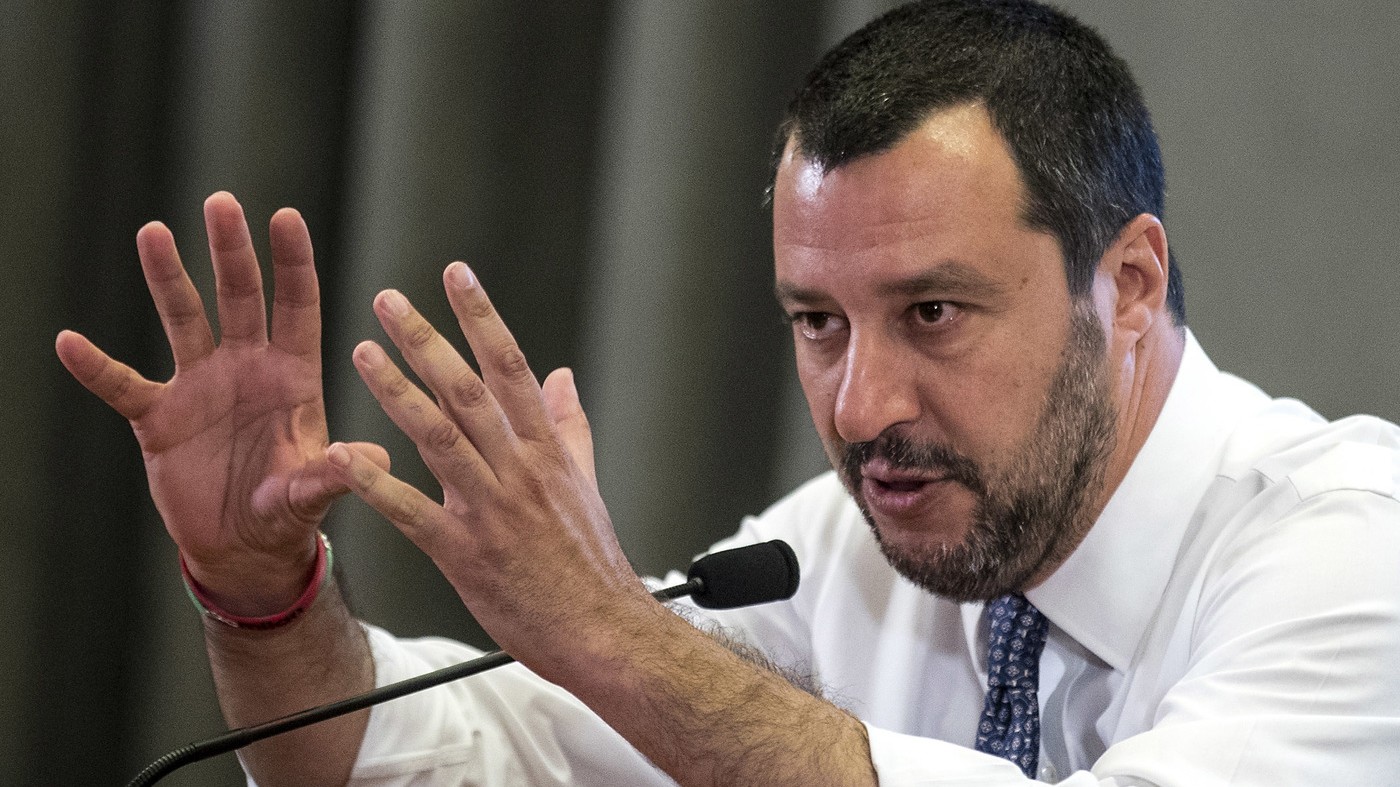 Migranti, Italia-Francia ancora scontro. Salvini: “Macron più cattivo di Orban”