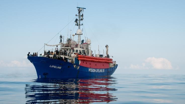 Incontro Conte-Macron sblocca Lifeline: attraccherà a Malta. “Se stati Ue confermano quote migranti”