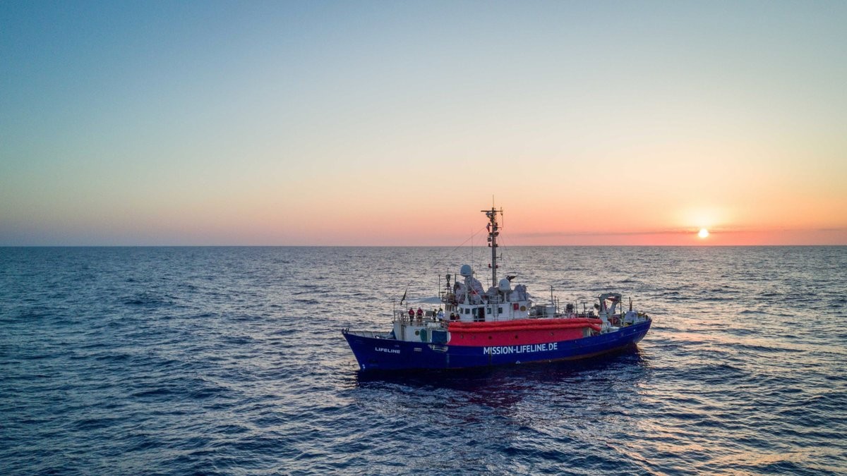 Lifeline entra in porto a Malta: otto Paesi Ue accoglieranno i migranti. Salvini: “Altro successo dell’Italia”