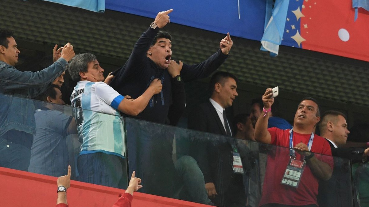 Russia 2018, fra dito medio e malore Maradona ‘offusca’ ancora Messi
