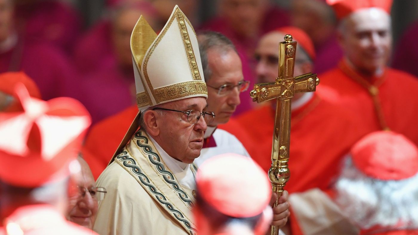 Concistoro, Bergoglio crea altri 14 cardinali: “Attenti agli intrighi di palazzo”