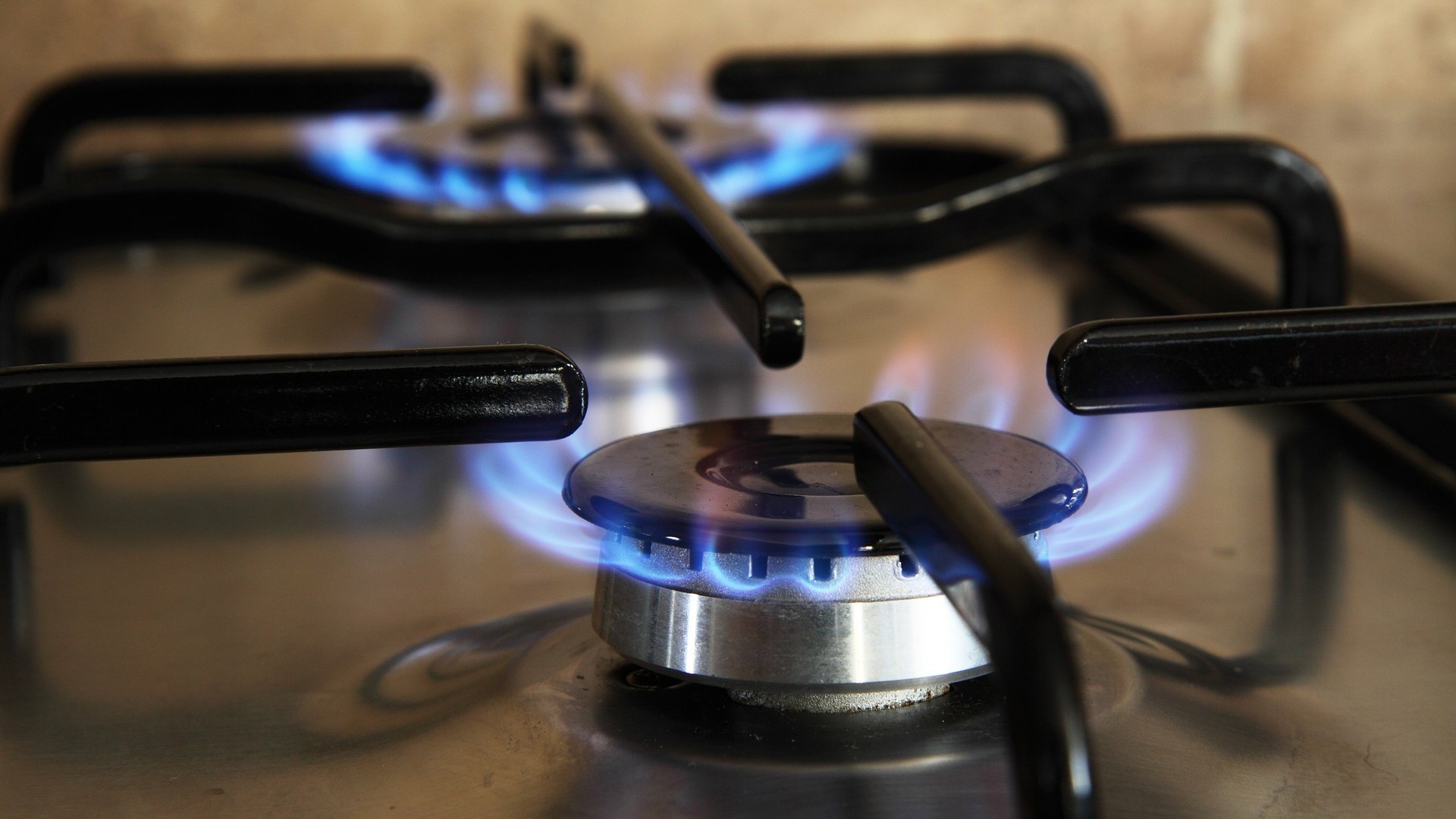 Dal primo luglio aumentano le bollette: luce +6,5%, gas +8,2%