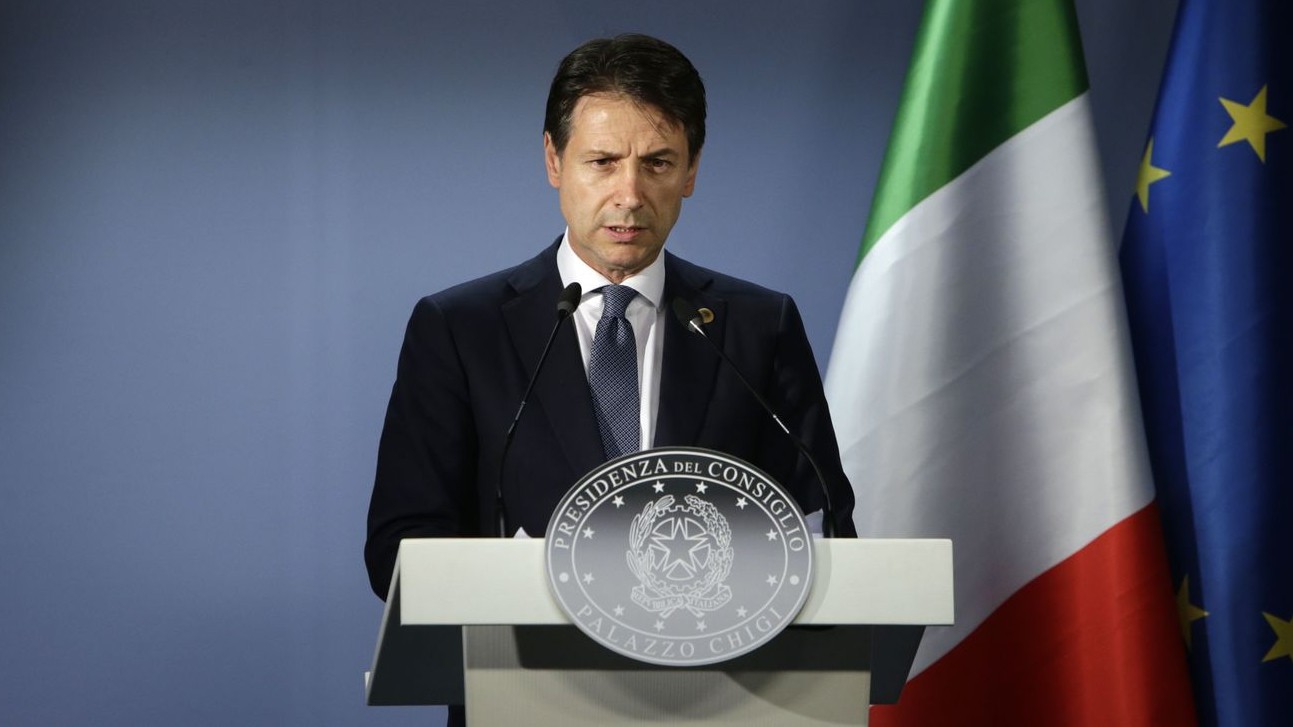 Consiglio Ue, seconda giornata dopo l’accordo sui migranti. Macron: “Hotspot solo in Paesi di prima accoglienza”, Conte smentisce