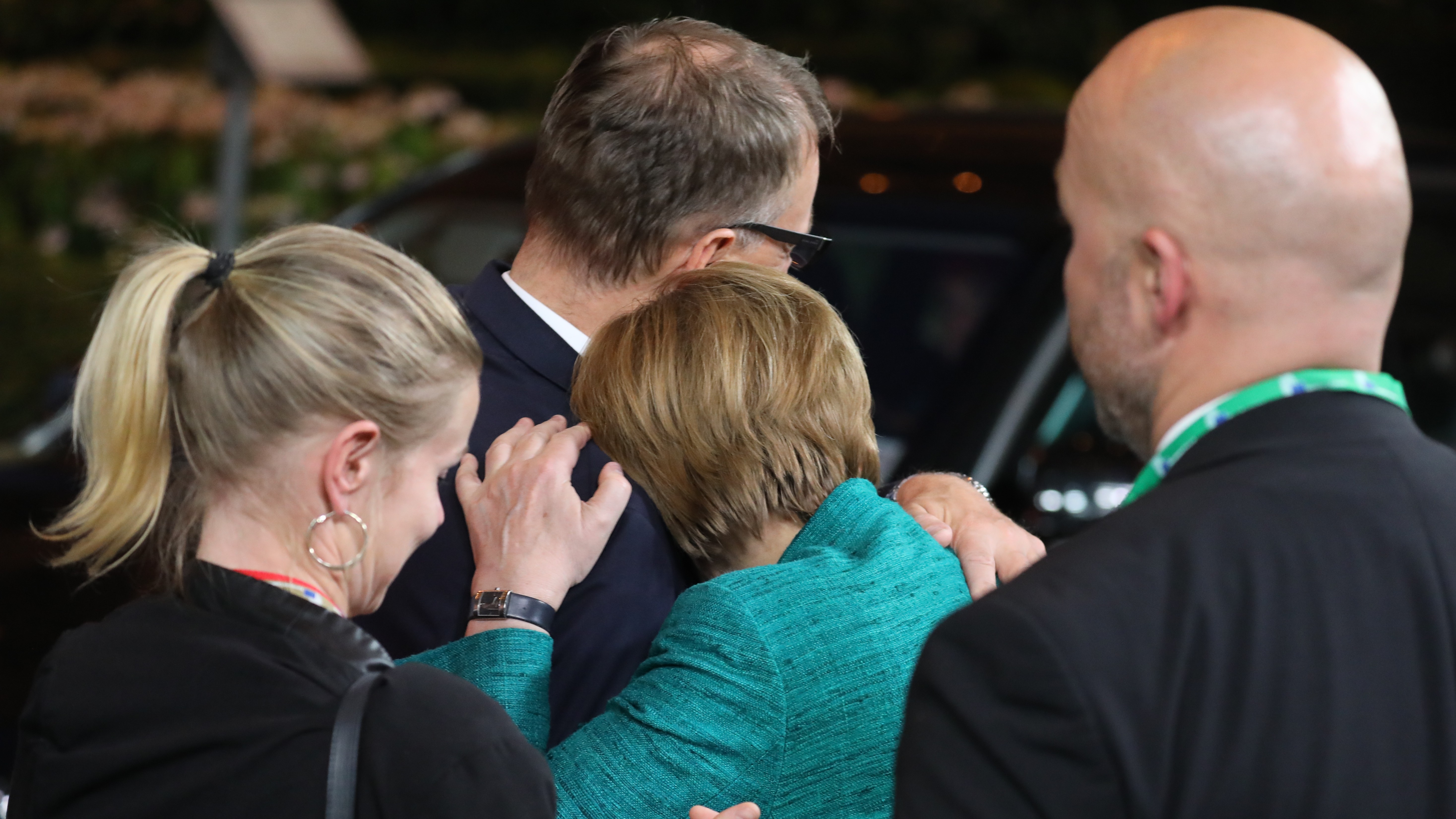 La lunga notte di Bruxelles: Merkel sfatta s’appoggia al premier finlandese