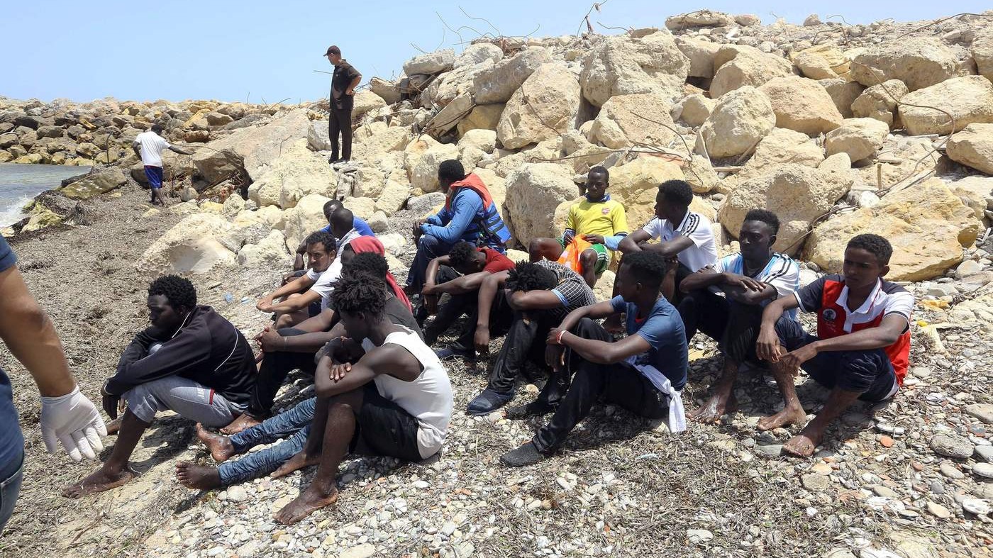 Migranti, naufragio in Libia: 100 dispersi, morti tre bimbi