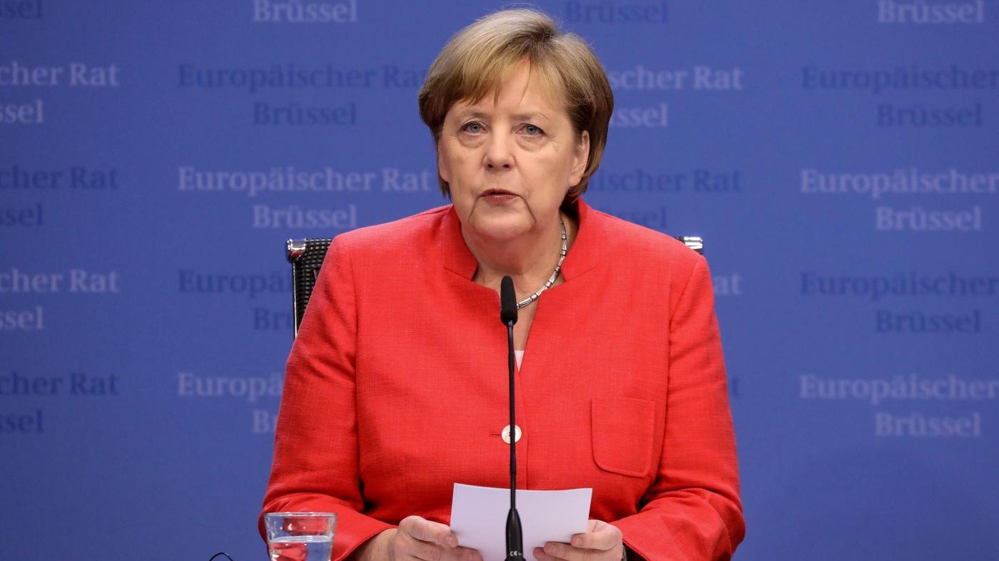 Migranti, Merkel stringe accordi con 14 Paesi per i respingimenti rapidi