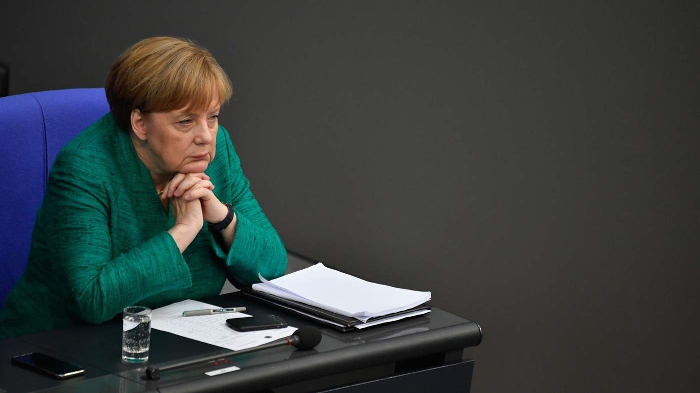 Migranti, Seehofer boccia pacchetto Merkel: governo in bilico