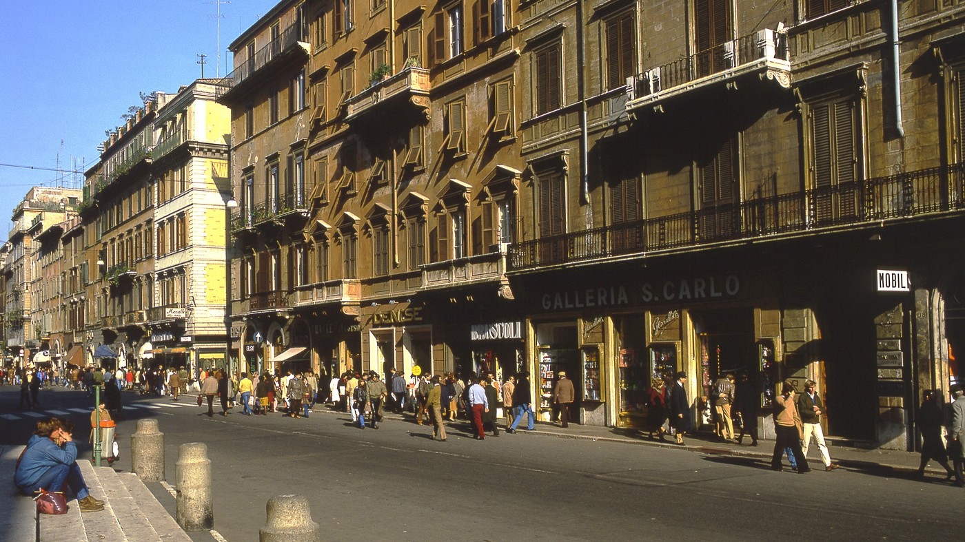 Roma, iniziano i saldi e via del Corso diventa pedonale: come cambia la viabilità