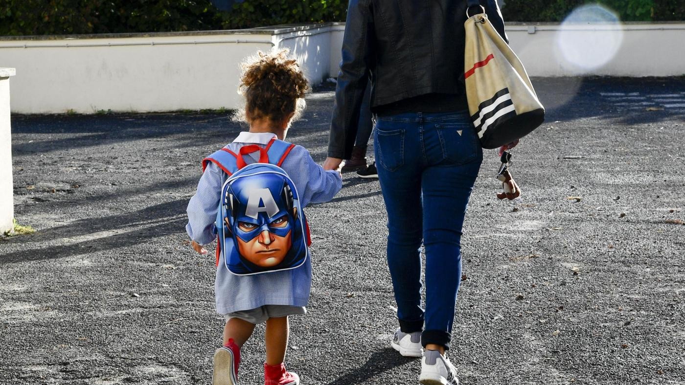 Vaccini, resta l’obbligo ma per iscrivere i figli a scuola basta l’autocertificazione