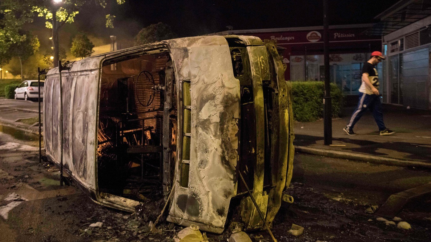 Francia, seconda notte di scontri a Nantes per 22enne ucciso: 12 arresti