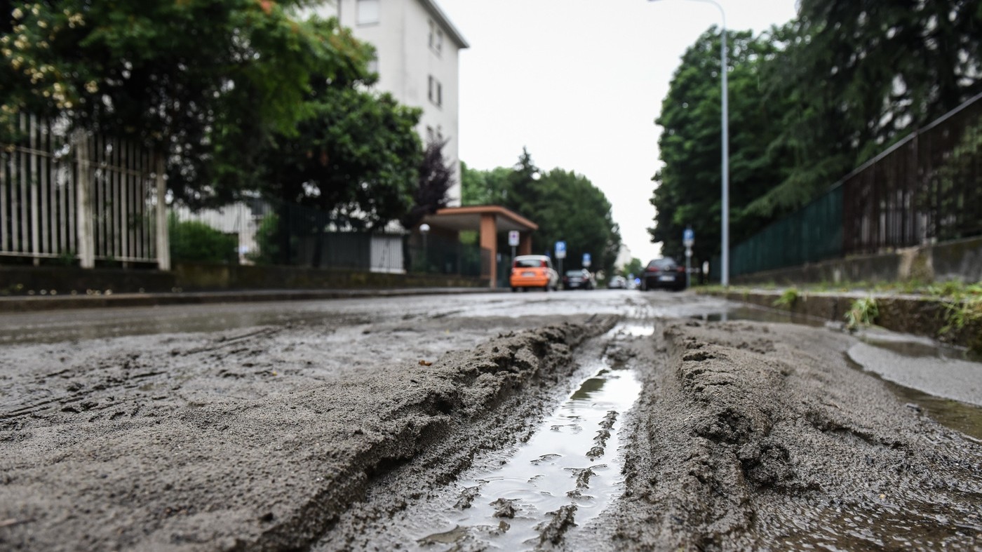 Tetti scoperchiati e allagamenti: tromba d’aria nel Milanese