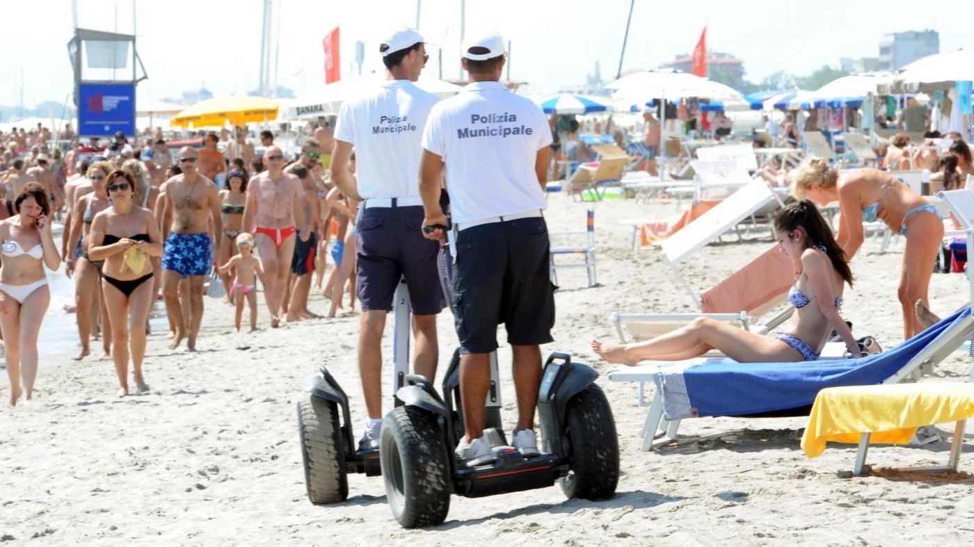 Estate, le nuove norme di Salvini: “Spiagge pattugliate e multe fino a 7mila euro per chi acquista dagli ambulanti”