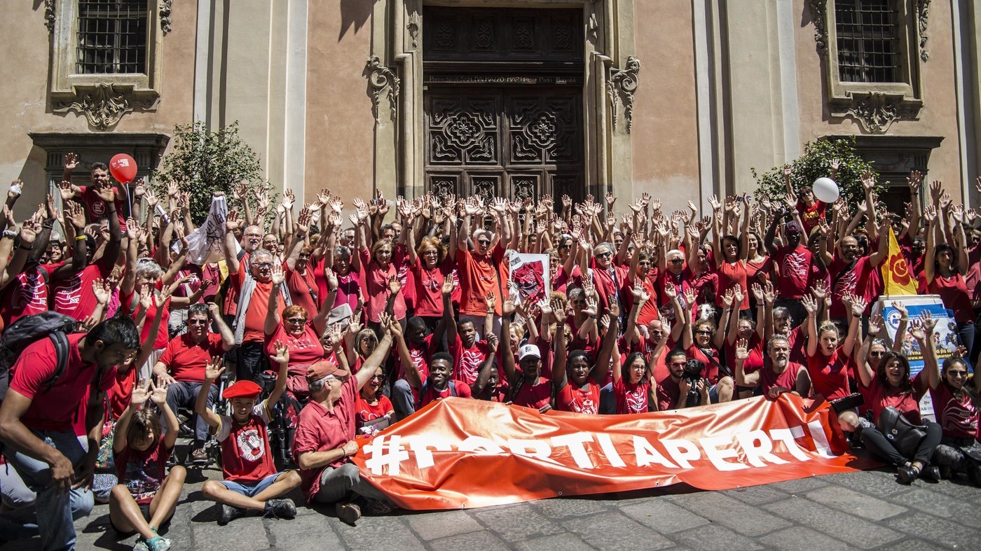 Migranti, #maglietterosse invadono web. Salvini: “Non ce l’ho”. Don Ciotti: “Gliela porto al Viminale”