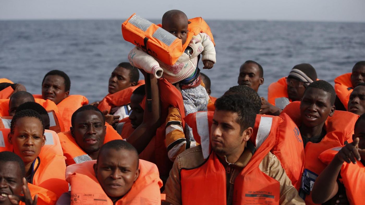 Nave irlandese sbarca 106 migranti a Messina. Salvini: “Chiuderò porti a missioni internazionali”