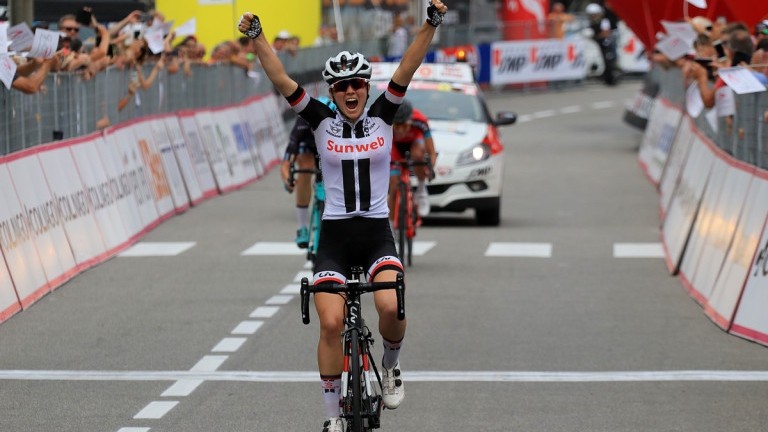 Giro d’Italia donne: doppio colpo Winder a Omegna, 5° tappa e maglia rosa