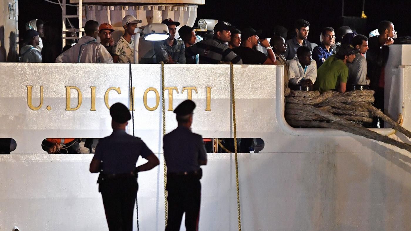 Caso Diciotti, Salvini: “Aggressori in galera o nessuno sbarco”. E assicura: “Governo compatto”