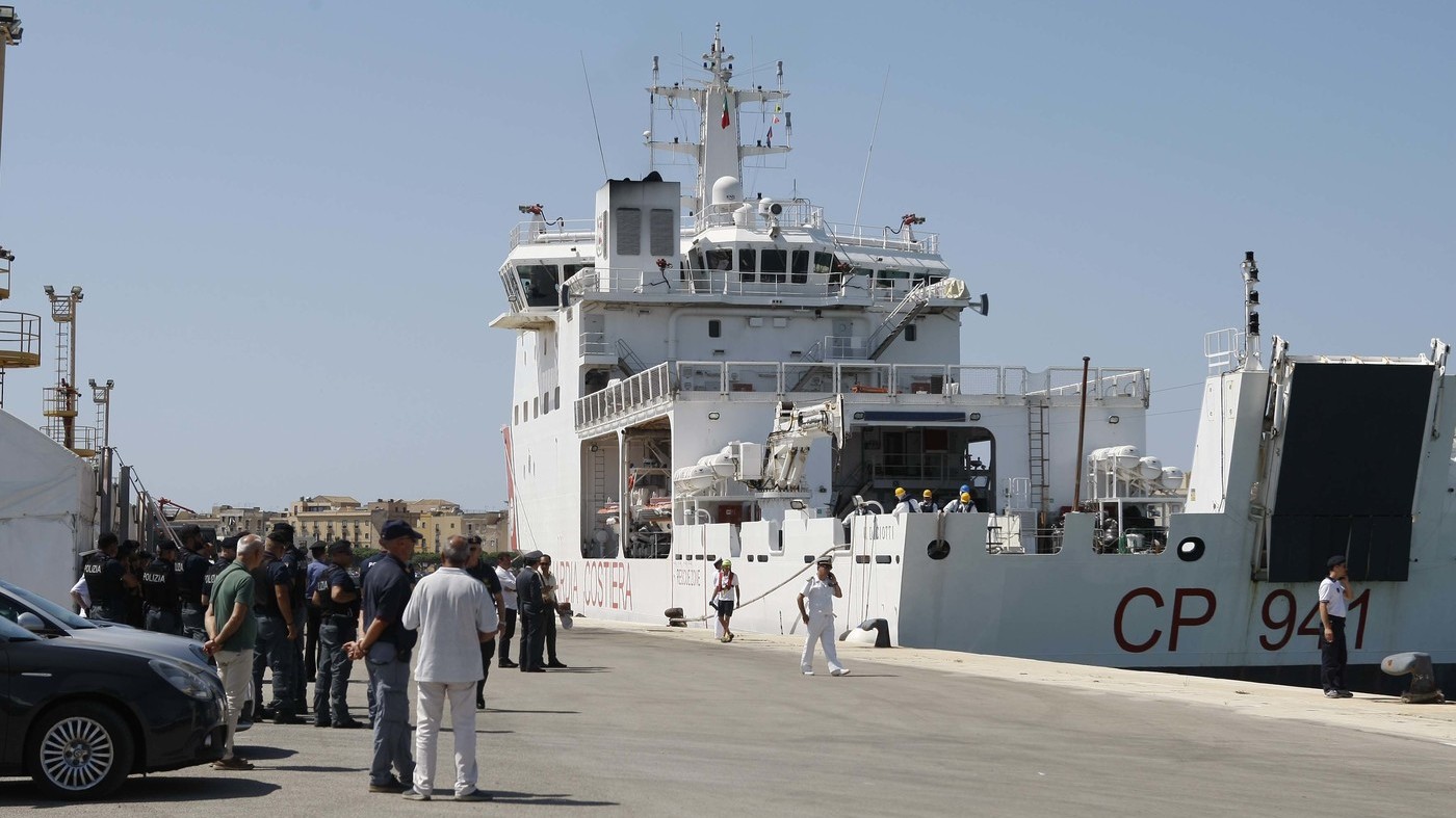 La Nave Diciotti Attracca A Trapani Due Migranti Indagati