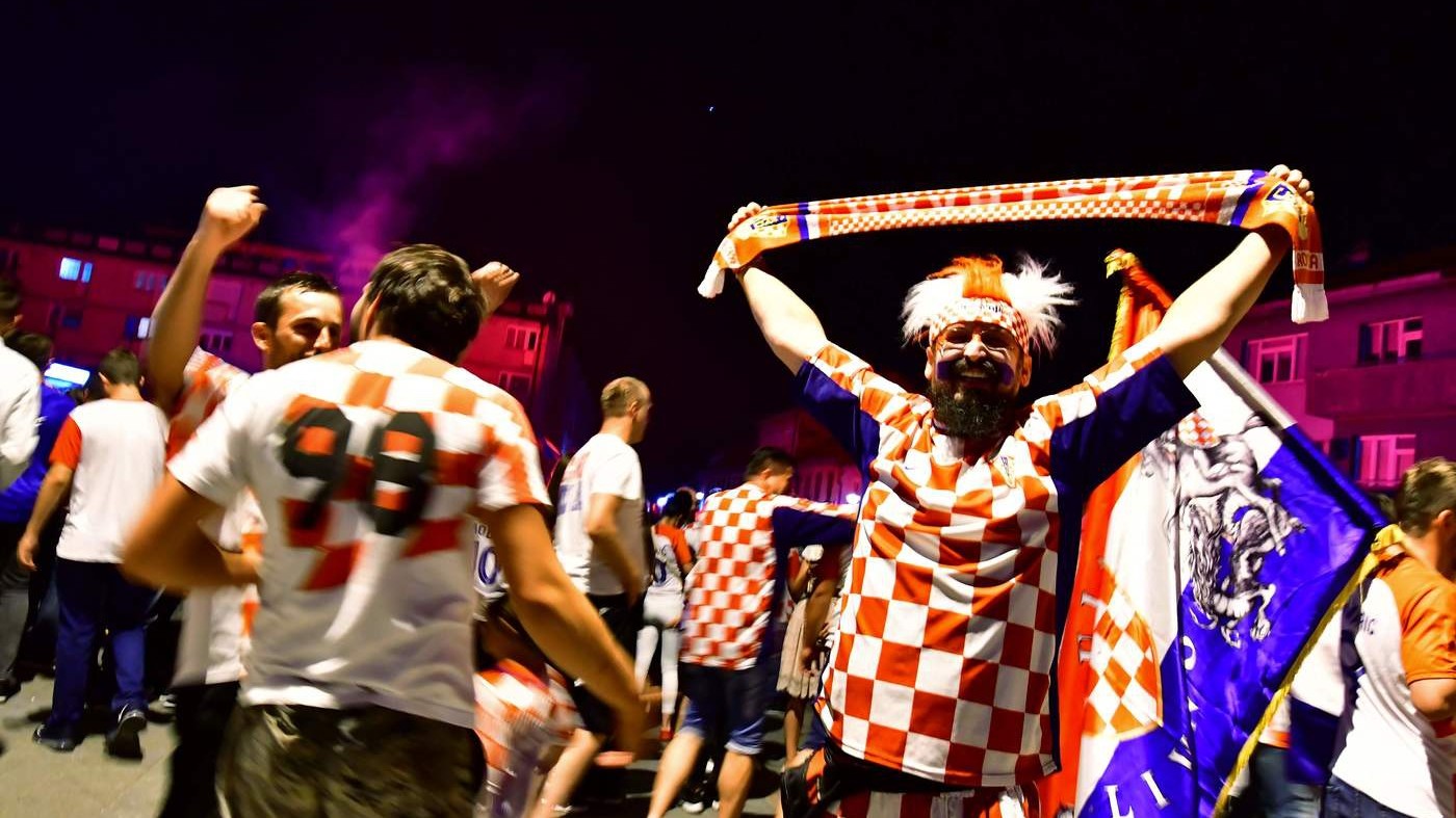 Festa in Croazia fino a notte fonda: canti e caroselli
