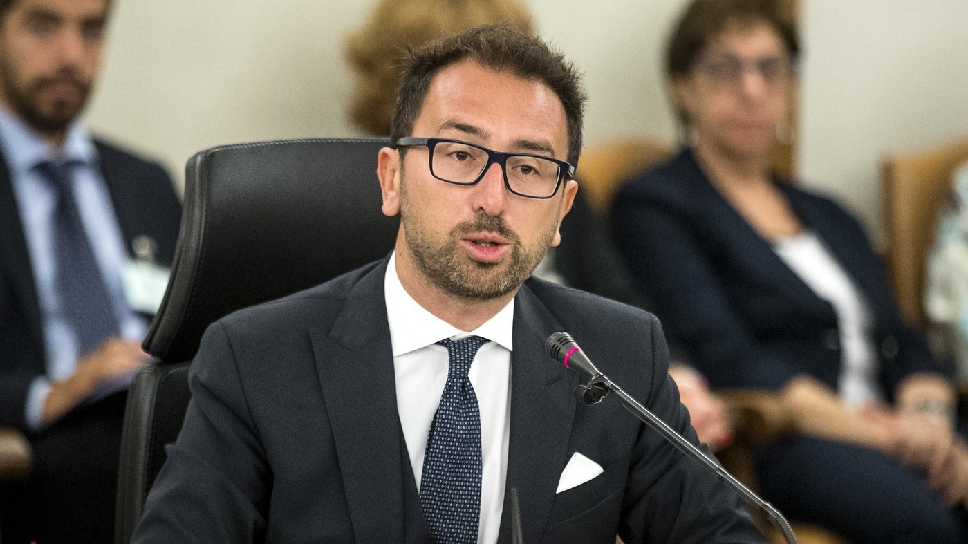 Palazzo di giustizia di Bari, bagarre in aula e polemiche. Fico sospende la seduta