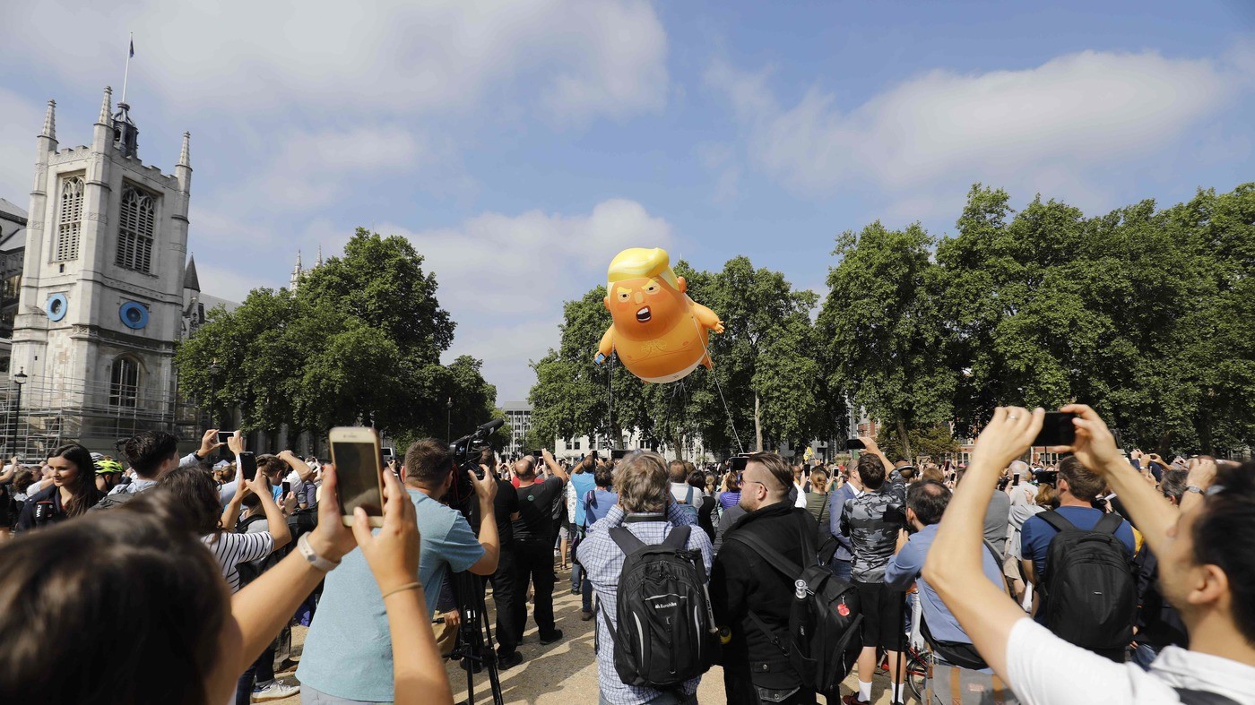 Centomila persone a Londra per la protesta anti-Trump: “Questa è la festa della resistenza”