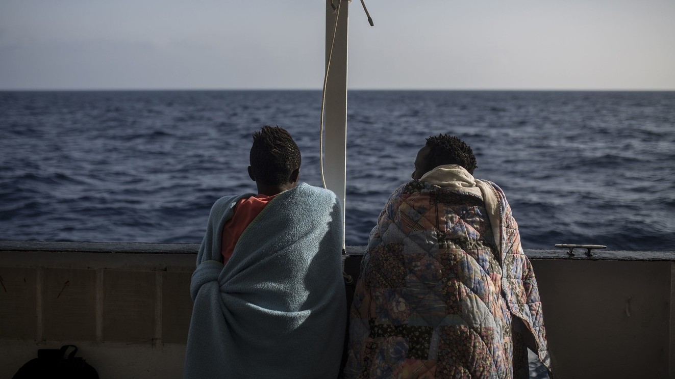 Barcone verso l’Italia, a bordo anche minori in difficoltà. Salvini non molla: “No sbarco in nostri porti”