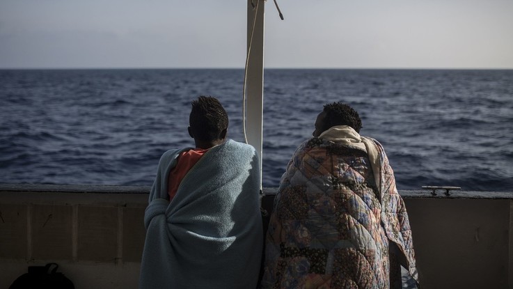 Barcone verso l'Italia, a bordo anche minori in difficoltà. Salvini non molla: "No sbarco in nostri porti"