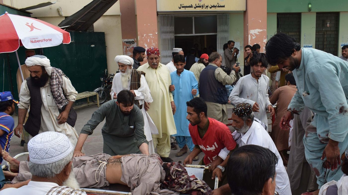 Pakistan, attentato Isis durante comizio elettorale: 128 morti