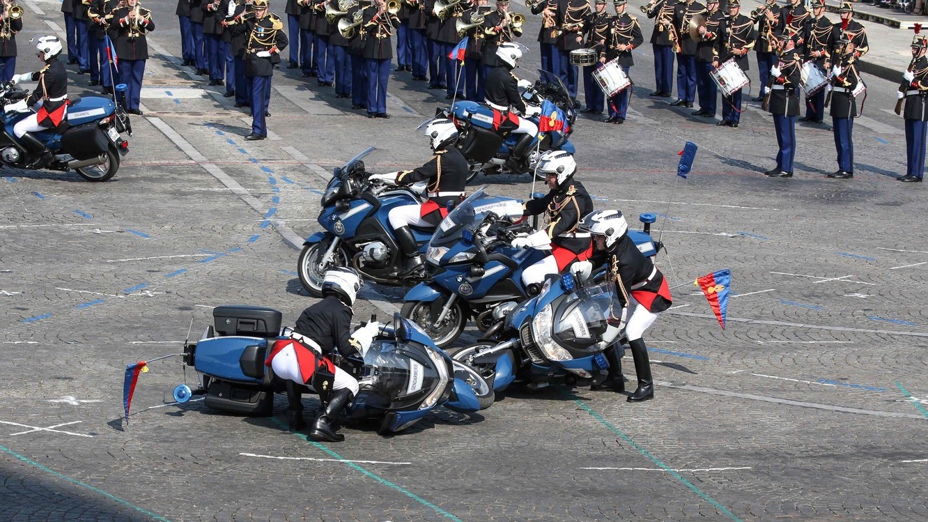 Francia, gaffe alla parata della Bastiglia: tricolore invertito e scontro fra moto