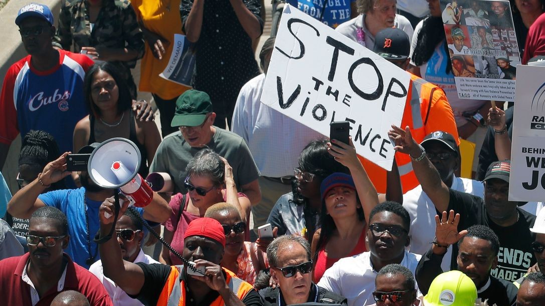 Uomo ucciso dalla polizia a Chicago: proteste e agenti feriti