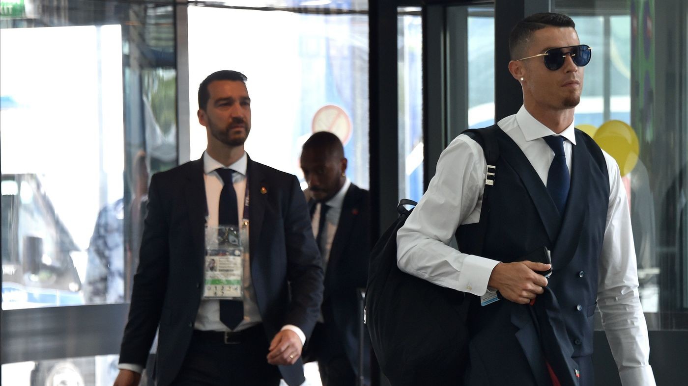 Juventus, Ronaldo è a Torino: video e foto dell’arrivo di CR7