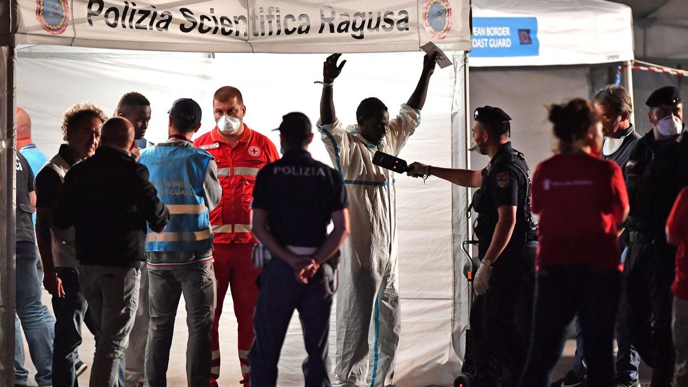 Sbarcati a Pozzallo i 450 migranti. Sì da Spagna e Portogallo. Salvini: “Successo politico”. Ue: “Italia ha ragione su cooperazione”