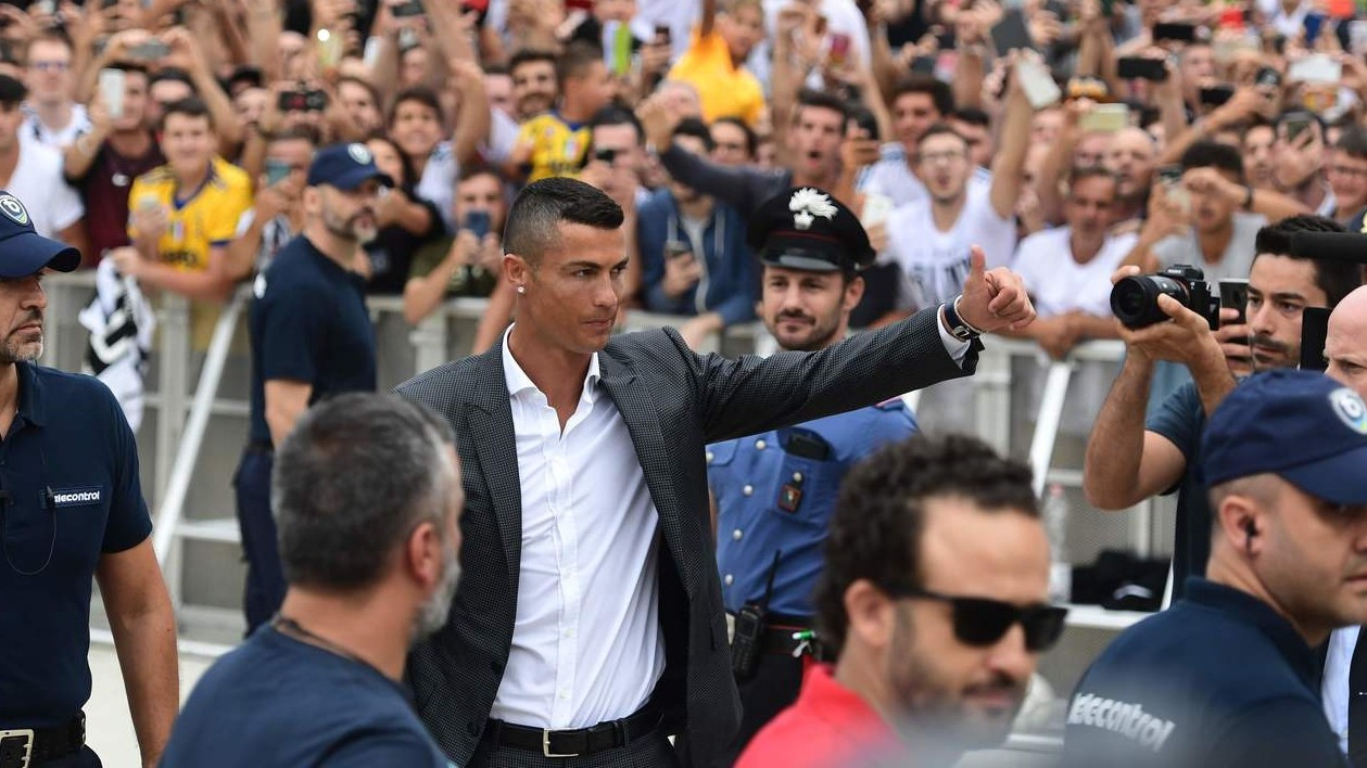 Il giorno di CR7, Ronaldo al J Medical: tifosi della Juve in delirio