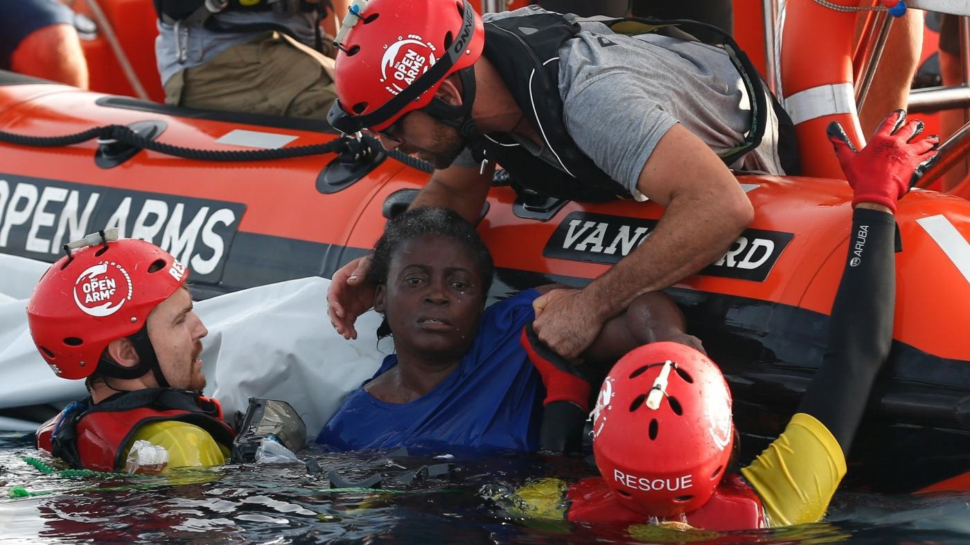 Migranti, Open Arms denuncia: “Libia lascia morire donna e bambino in mare”. E attacca l’Italia